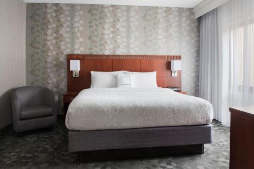 One-Bedroom King Suite with Sofa Bed, Courtyard View and Balcony – Hearing Accessible