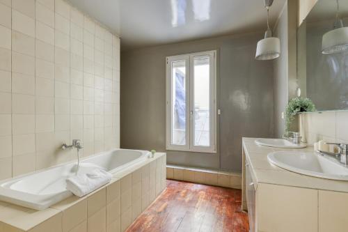 Spacious & lovely flat-Up to 10 guests-Paris 10, Parigi (foto 10)