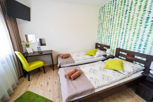 Standard Twin Room image 1