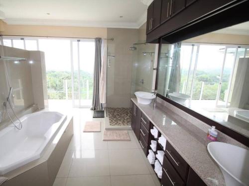 Shower, The Big 5 Golfhouse in Southbroom