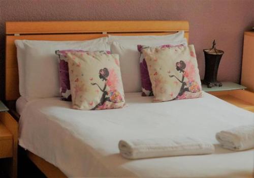 The Waterfront Townhouse Accommodation - image 3