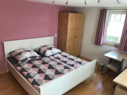 Ferienzimmer Oelhaf Zimmer in Rosé Self Check-In mit Key-Tresore in Wilhelmsdorf, Deutschland