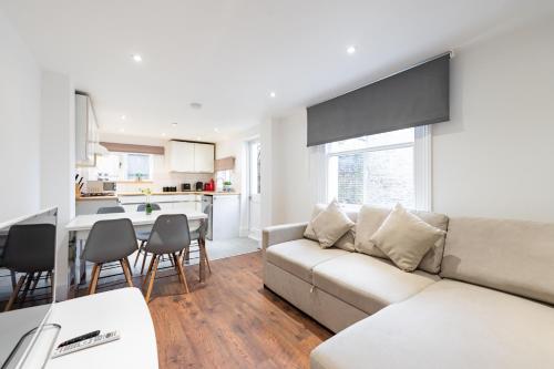 Bright, Spacious & Large Wimbledon Flat (17WHS), Londres