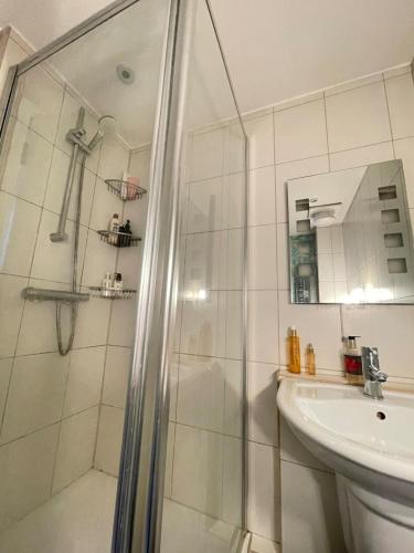 Chic 1BD Flat - 10 Minutes to Victoria Park! - image 6