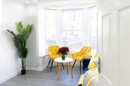 Open Mind Property - 6 Luxury Bedrooms with Free Parking