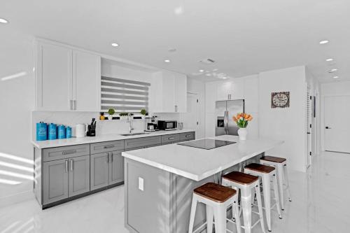 Modern Home, Heated Pool Hot-Tub, 12min to Ocean in Miami, USA