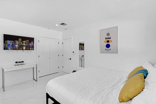 Modern Home, Heated Pool Hot-Tub, 12min to Ocean in Miami, USA