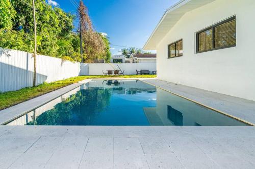 Modern Home, Heated Pool Hot-Tub, 12min to Ocean in Miami, USA