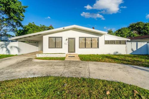 Modern Home, Heated Pool Hot-Tub, 12min to Ocean in Miami, USA