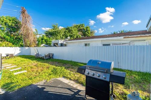 Modern Home, Heated Pool Hot-Tub, 12min to Ocean in Miami, USA