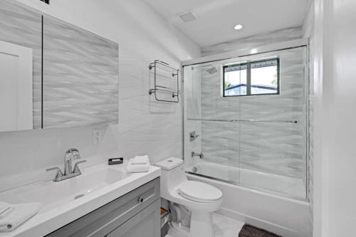 Modern Home, Heated Pool Hot-Tub, 12min to Ocean in Miami, USA