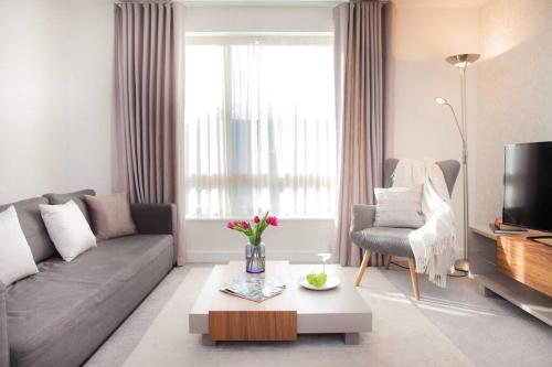 Stylish and central two bedroom & two bathroom apartment with free parking, Bath (foto 2)