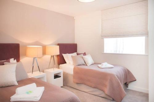 Stylish and central two bedroom & two bathroom apartment with free parking, Bath (foto 8)