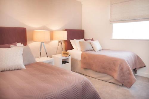 Stylish and central two bedroom & two bathroom apartment with free parking, Bath (foto 9)