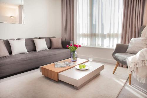 Stylish and central two bedroom & two bathroom apartment with free parking, Bath (foto 10)