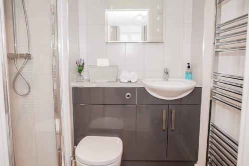 Stylish and central two bedroom & two bathroom apartment with free parking, Bath (foto 6)