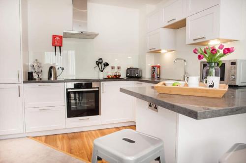 Stylish and central two bedroom & two bathroom apartment with free parking, Bath (foto 7)