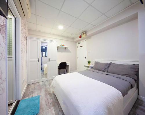 Deluxe Double Room with Balcony image 4