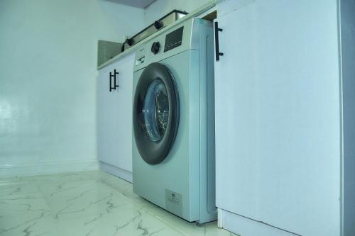JKA 1-BEDROOM-Apart 24HRS POWER Unlimited WIFI  GARDEN PATIO AREA FREE DAILY HOUSEKEEPING - image 2