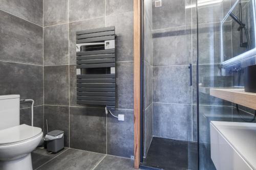 One-Bedroom Apartment image 4