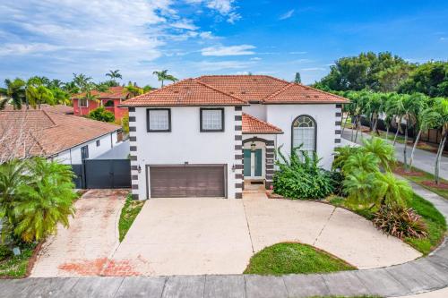 Prestigious Home with Pool in Miami, USA