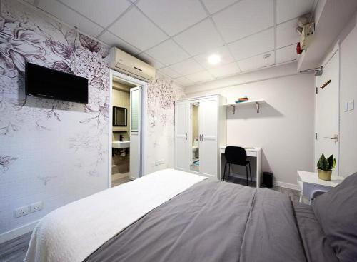 Deluxe Double Room with Balcony image 3