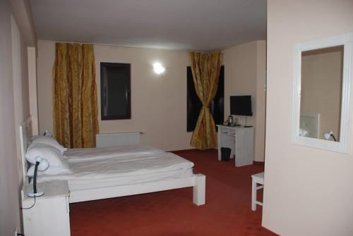 Standard Double or Twin Room image 10