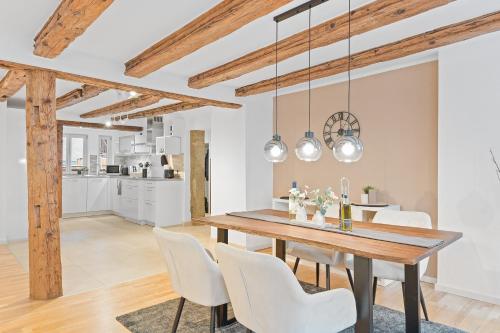 TOP Apartments - Moderne Altbauwohnung im Zentrum Ludwigsburg - Kingsize Bett - Netflix - 80qm - 24h Check-In, Ludwigsburg