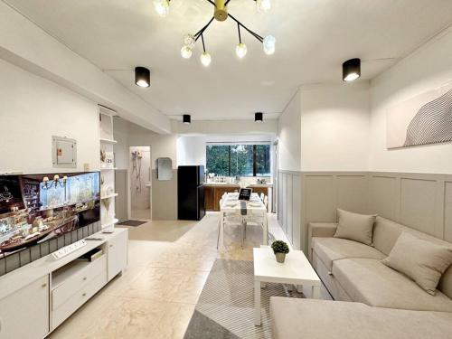 Easy White Beach Access, with Kitchen, Dining and Living Room, Perfect for Groups and Family - Malay