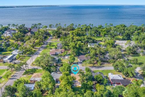 Down By The Bay w Hot Tub, 2 Blocks 2 Beaches, Game Room, Reading Nook, Dog-Friendly, Historic Charm