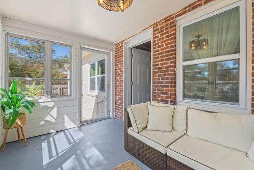 Down By The Bay w Hot Tub, 2 Blocks 2 Beaches, Game Room, Reading Nook, Dog-Friendly, Historic Charm