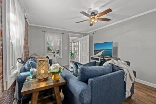 Down By The Bay w Hot Tub, 2 Blocks 2 Beaches, Game Room, Reading Nook, Dog-Friendly, Historic Charm