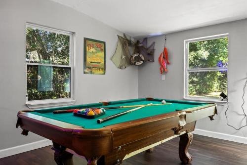 Down By The Bay w Hot Tub, 2 Blocks 2 Beaches, Game Room, Reading Nook, Dog-Friendly, Historic Charm