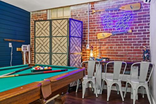 Down By The Bay w Hot Tub, 2 Blocks 2 Beaches, Game Room, Reading Nook, Dog-Friendly, Historic Charm