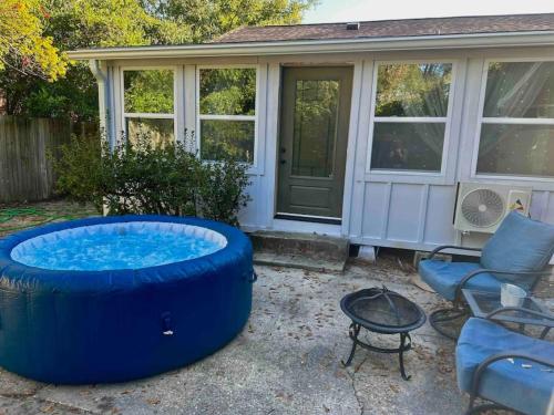 Down By The Bay w Hot Tub, 2 Blocks 2 Beaches, Game Room, Reading Nook, Dog-Friendly, Historic Charm