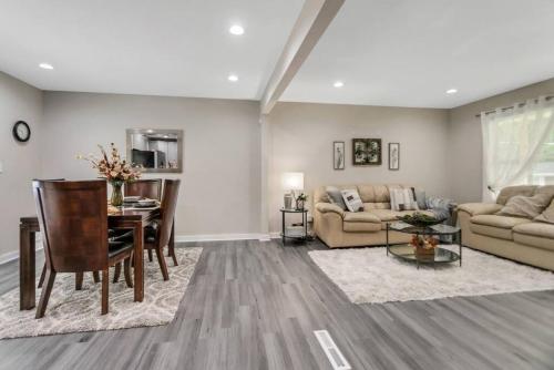 Cozy Cumberland ATL Home w Hot Tub in Collier Heights
