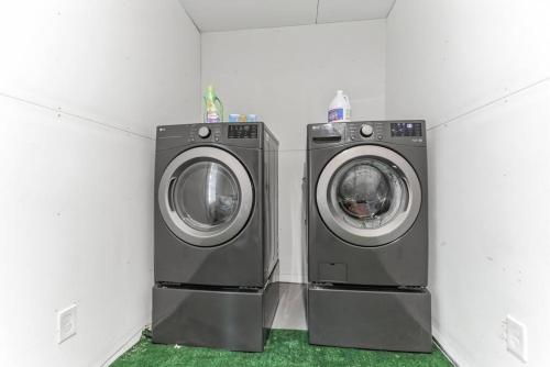 Retro Cumberland 2-Story Hangout Near Six Flags - Miniatura 4