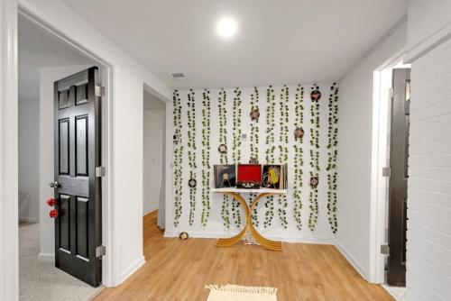 Retro Cumberland 2-Story Hangout Near Six Flags - Miniatura 3