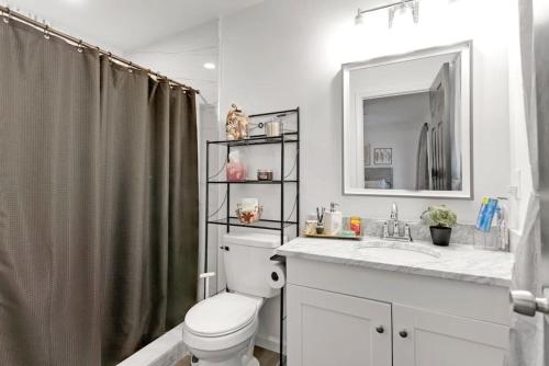 Retro Cumberland 2-Story Hangout Near Six Flags - Miniatura 5