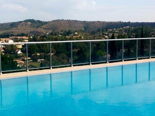 gite dans une maison en rez-de-chaussée avec piscine - Location saisonnière - Joyeuse