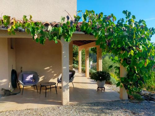 gite dans une maison en rez-de-chaussée avec piscine