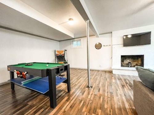 The Springs Sanctuary / central location / games! in Colorado Springs, USA