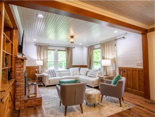 The Farmhouse at Doe Creek in Blowing Rock, USA