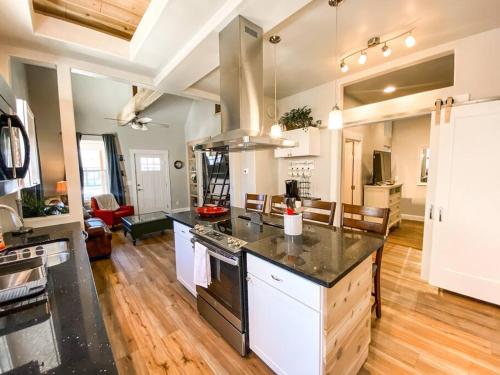 Custom Dream home, loft/porch, trendy neighborhood in Colorado Springs, USA
