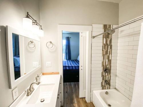Custom Dream home, loft/porch, trendy neighborhood in Colorado Springs, USA