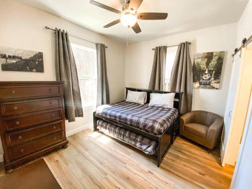 Custom Dream home, loft/porch, trendy neighborhood in Colorado Springs, USA