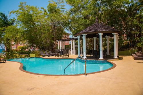 สระว่ายน้ำ, MARIBELLA@CRYSTAL COVE OCHO RIOS in โคโคนัทโกรฟ