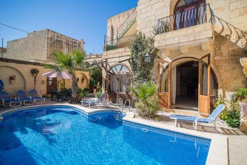 4 Bedroom Corner Farmhouse with Private Pool in Zebbug Gozo