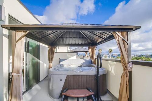 Park Blvd Paradise 302 - ADA compliant with a Spa