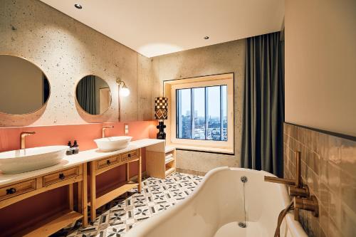 room detail thumbnail 2